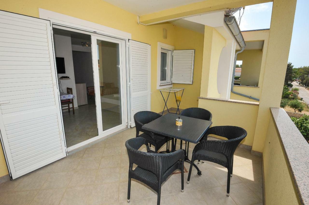 Apartmani Vrtlici Zdenka Stara Novalja Buitenkant foto
